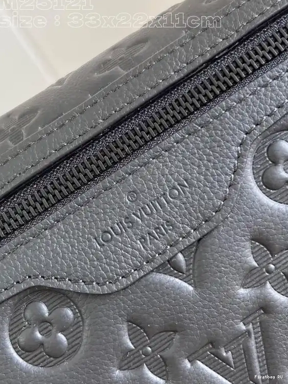 First bag ru Voyager LOUIS Messenger PM-33*22.5*11CM VUITTON 0611
